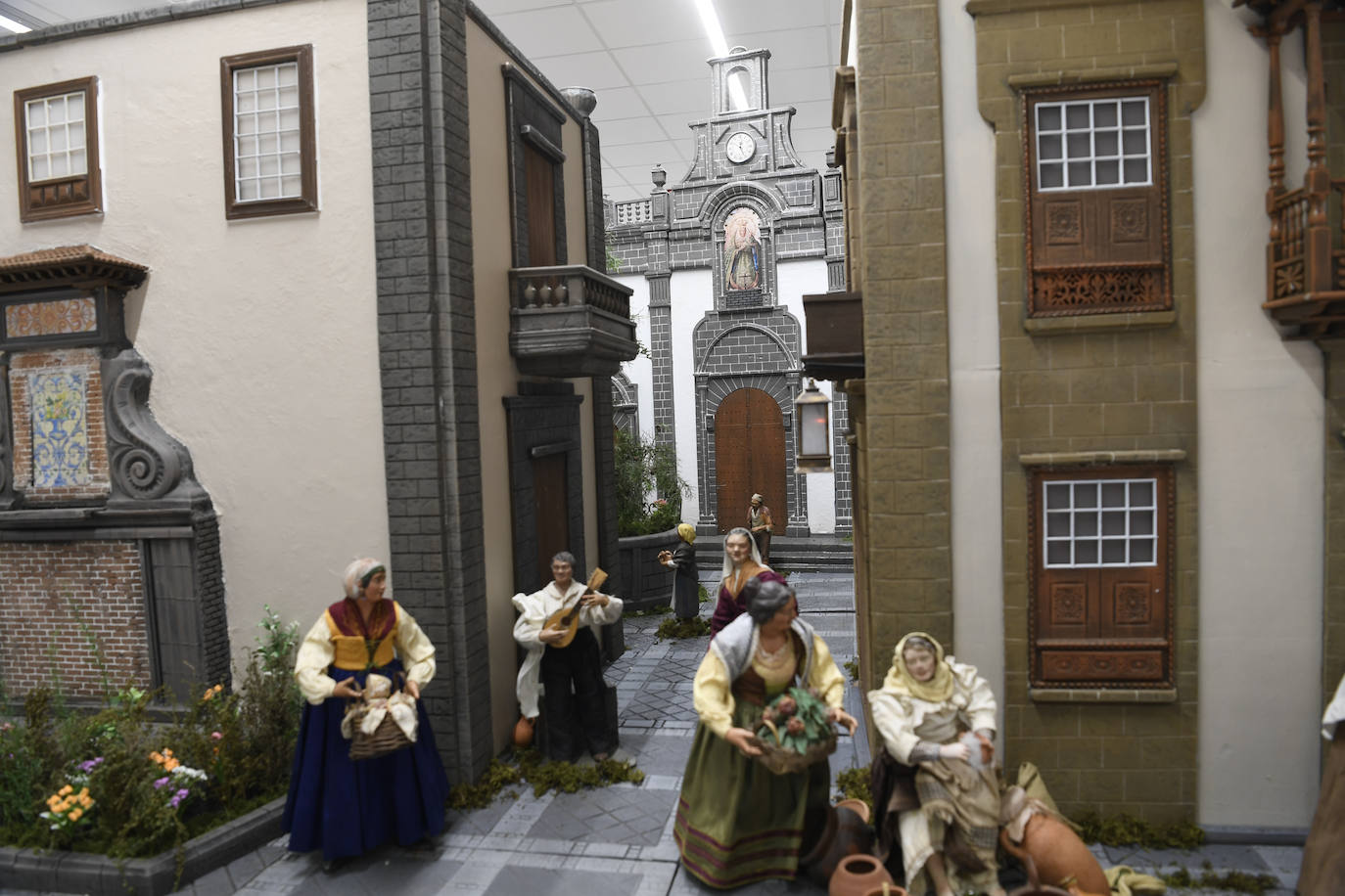 Fotos: HiperDino presenta su Belén, que este año cuenta con 200 piezas