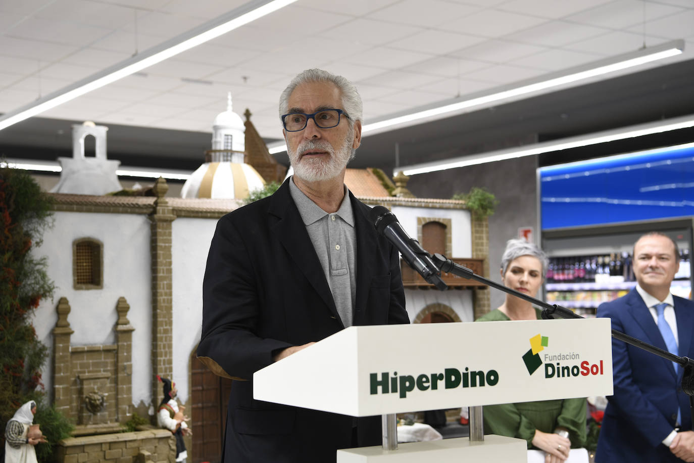 Fotos: HiperDino presenta su Belén, que este año cuenta con 200 piezas