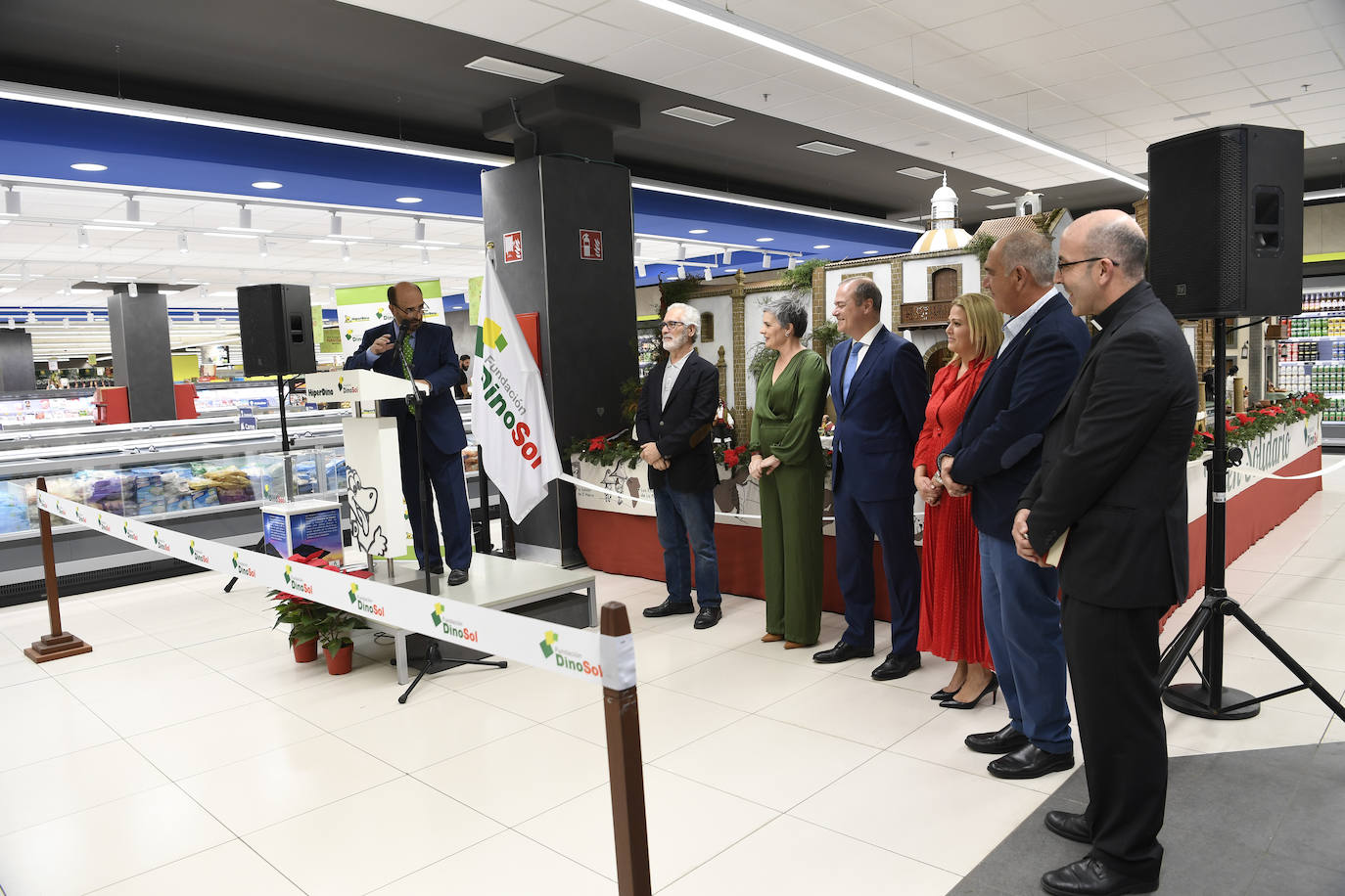 Fotos: HiperDino presenta su Belén, que este año cuenta con 200 piezas