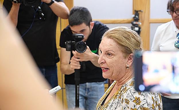 Irene, maestra jubilada que nació en 1950 en el entonces Puerto de Cabras, durante su intervención tras el pleno del Cabildo que dio luz verde al interés insular del proyecto de los estudios audiovisuales cerca del Parque Natural de las Dunas de Corralejo. 