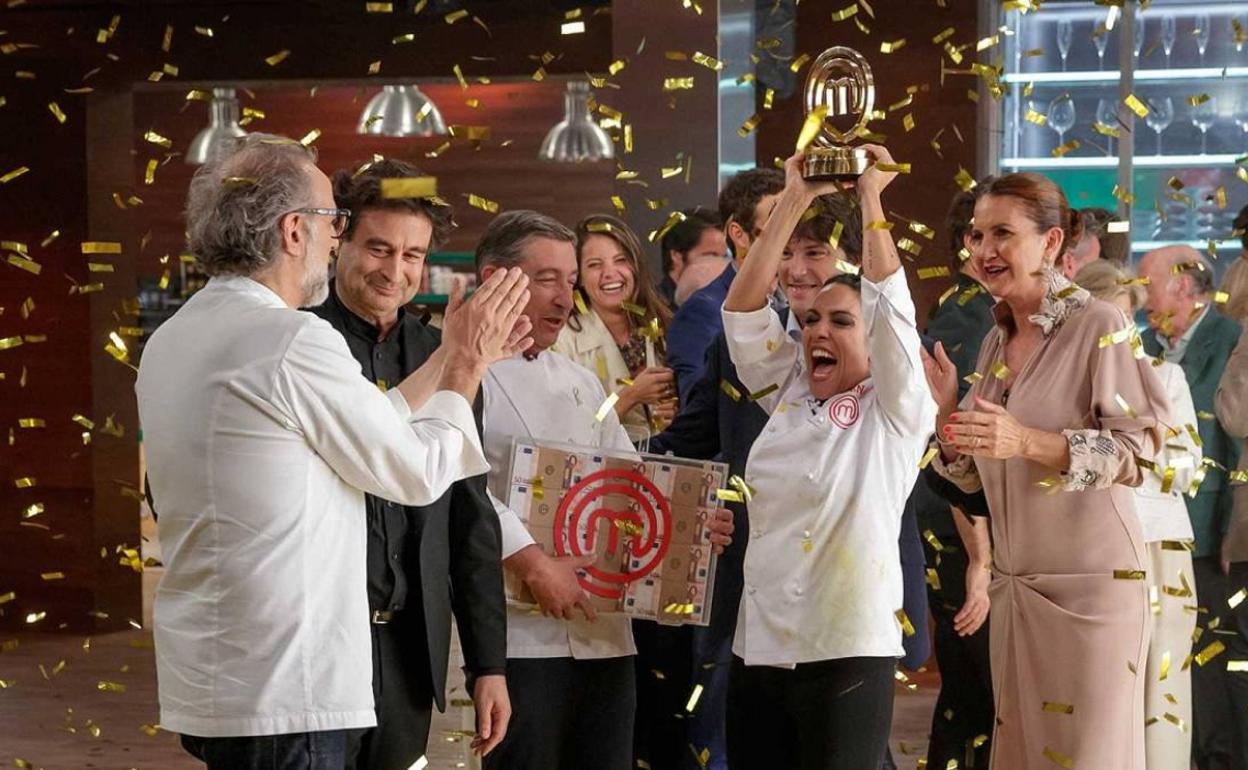 Lorena Castell celebra su triunfo con todo el equipo del programa. 