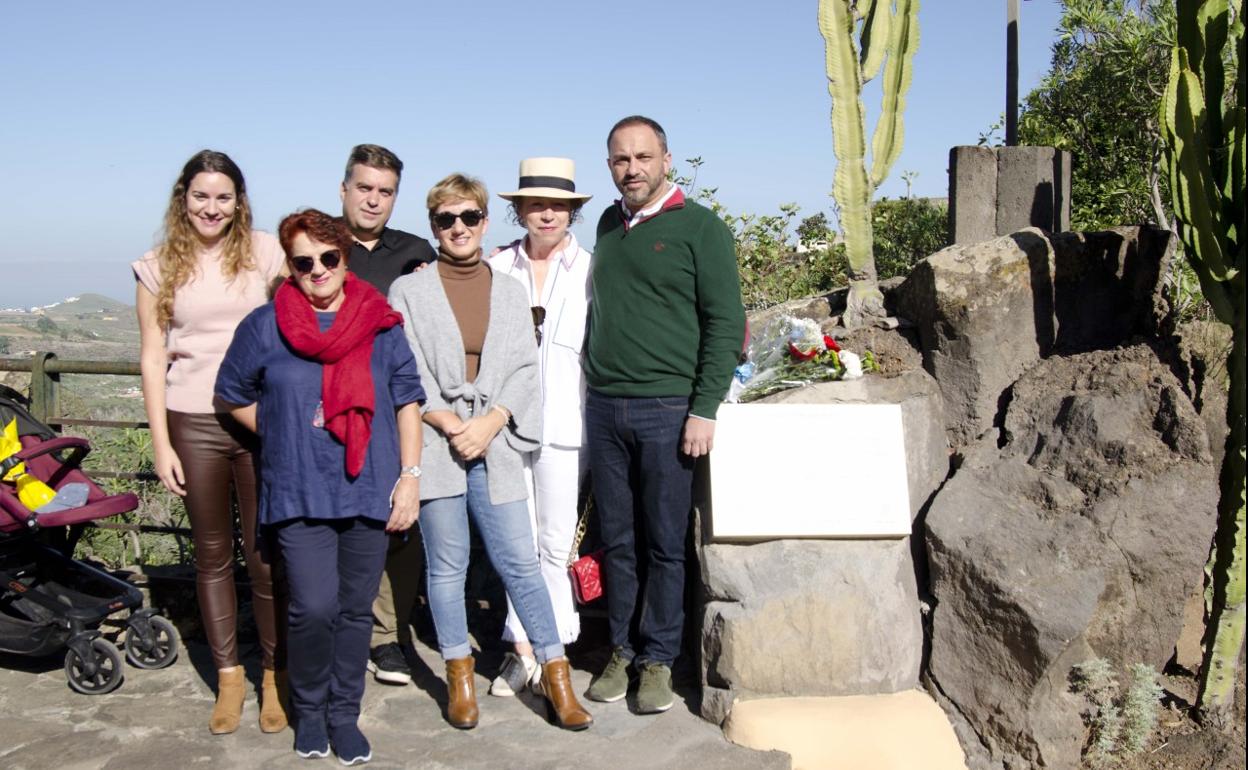 El alcalde de Moya, a la derecha, junto a familias y miembros de la Asociación Pulseras Blancas. 