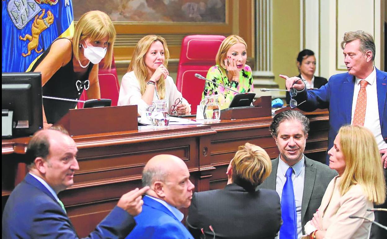 Foto de archivo de los portavoces parlamentarios reunidos con la Mesa en un pleno.