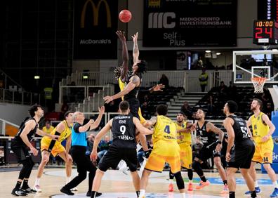 Imagen secundaria 1 - El Gran Canaria se deja el liderato en Italia (75-72)