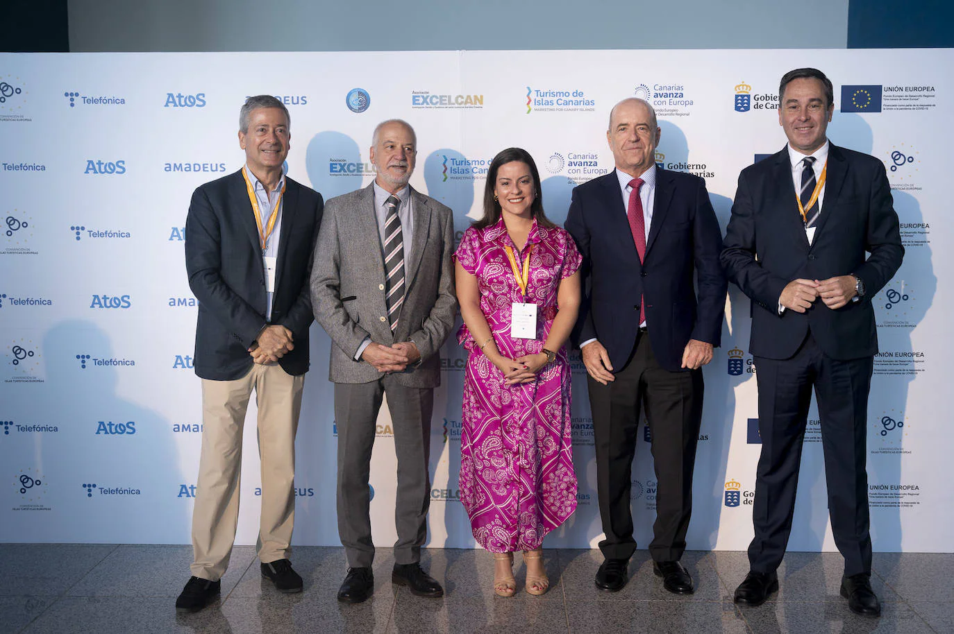 La consejera de Turismo, entre el presidente de la CCE, Pedro Ortega, y el de Excelcan, Santiago de Armas, ayer al inicio de la Convención Islas Turísticas Europeas. 