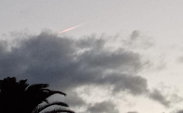 Un meteoro cruza el cielo de las islas y su estruendo causa alarma en Gran Canaria