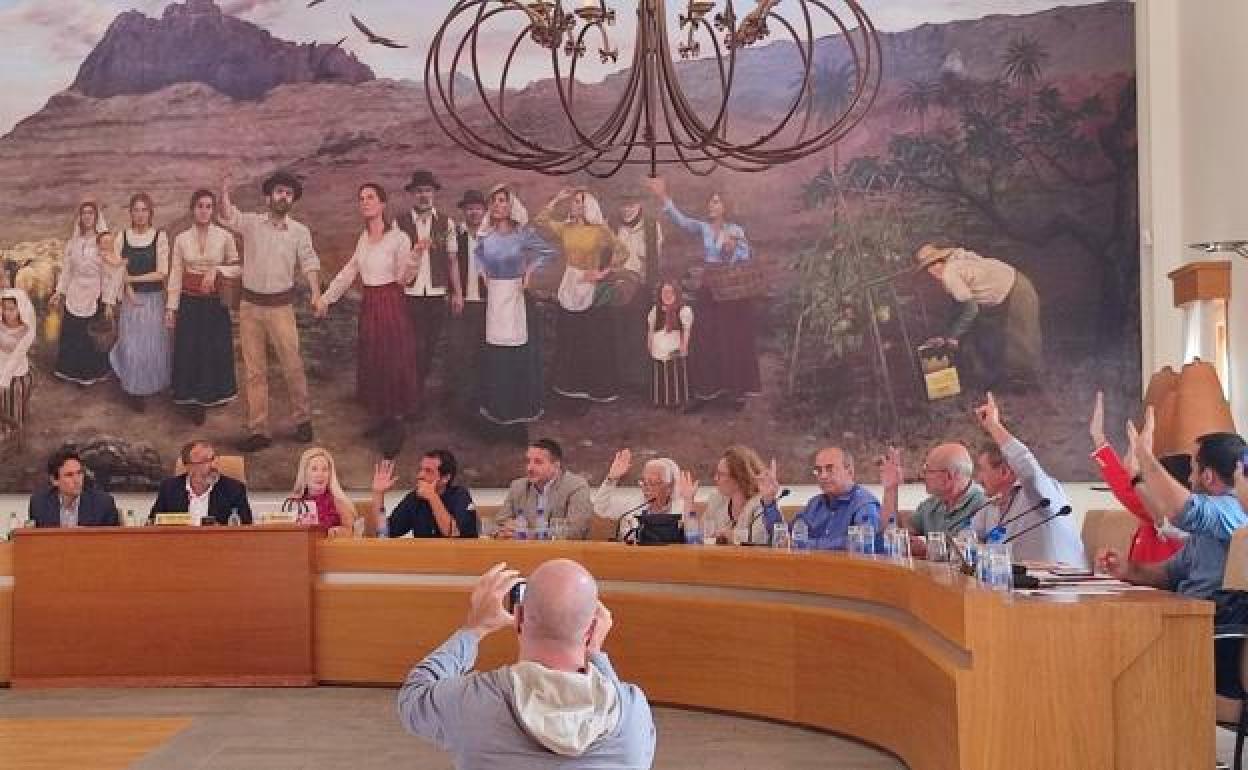Momento en el que el edil Marcos Rufo votó en contra de los presupuestos municipales de 2023. Rufo es el concejal que tiene su mano izquierda en la cara. 