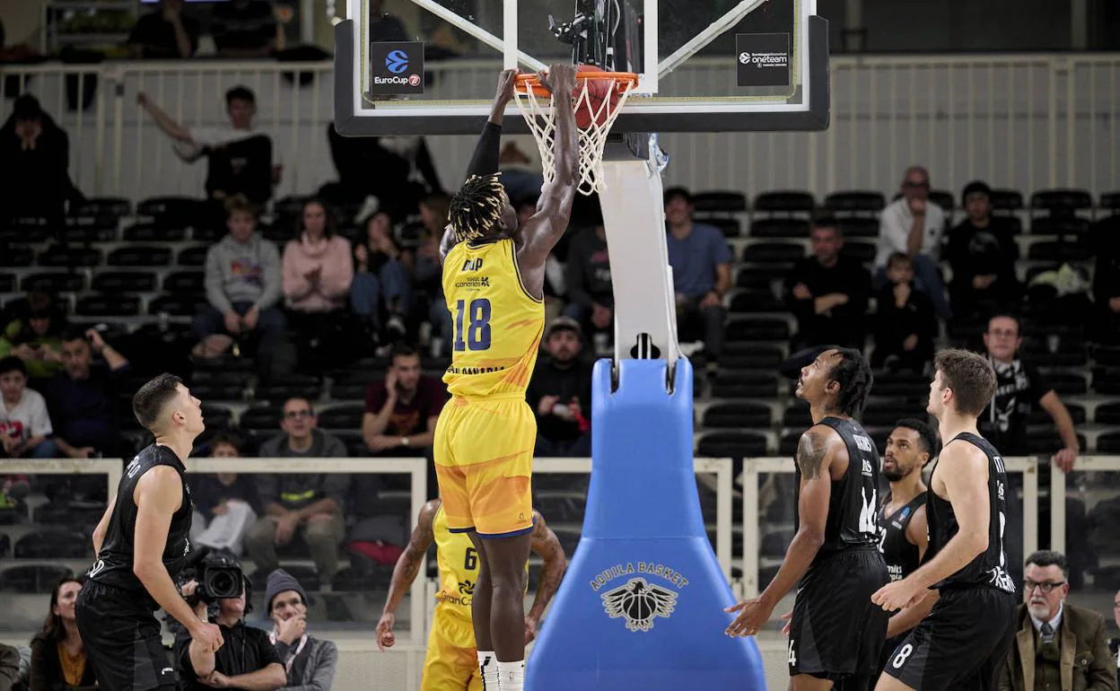 El pívot senegalés del CB Gran Canaria, Khalifa Diop, machaca el aro en el partido contra el Dolomiti Trento italiano el pasado miércoles. 