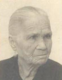 Imagen secundaria 2 - En la foto superior, la familia posa con Juan Moreno junto al monolito colocado en el paseo marítimo. Debajo, foto antigua de Juan Moreno, sentado, y su padre Domingo, detrás de la barra, junto a dos clientes. Al lado, retrato de Josefa Martín Valerón, abuela de Juan y todo un referente en su vida. 