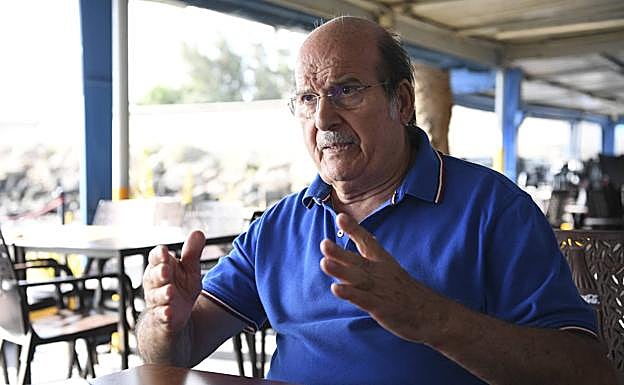 Juan Moreno Martín, en un momento de la entrevista, en el interior del propio bar. 