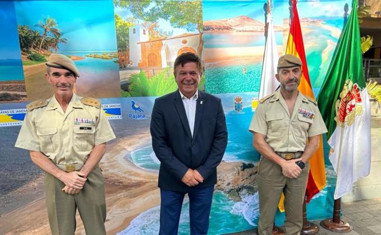 Pedro Armas, con los responsables del regimiento Soria 9. 