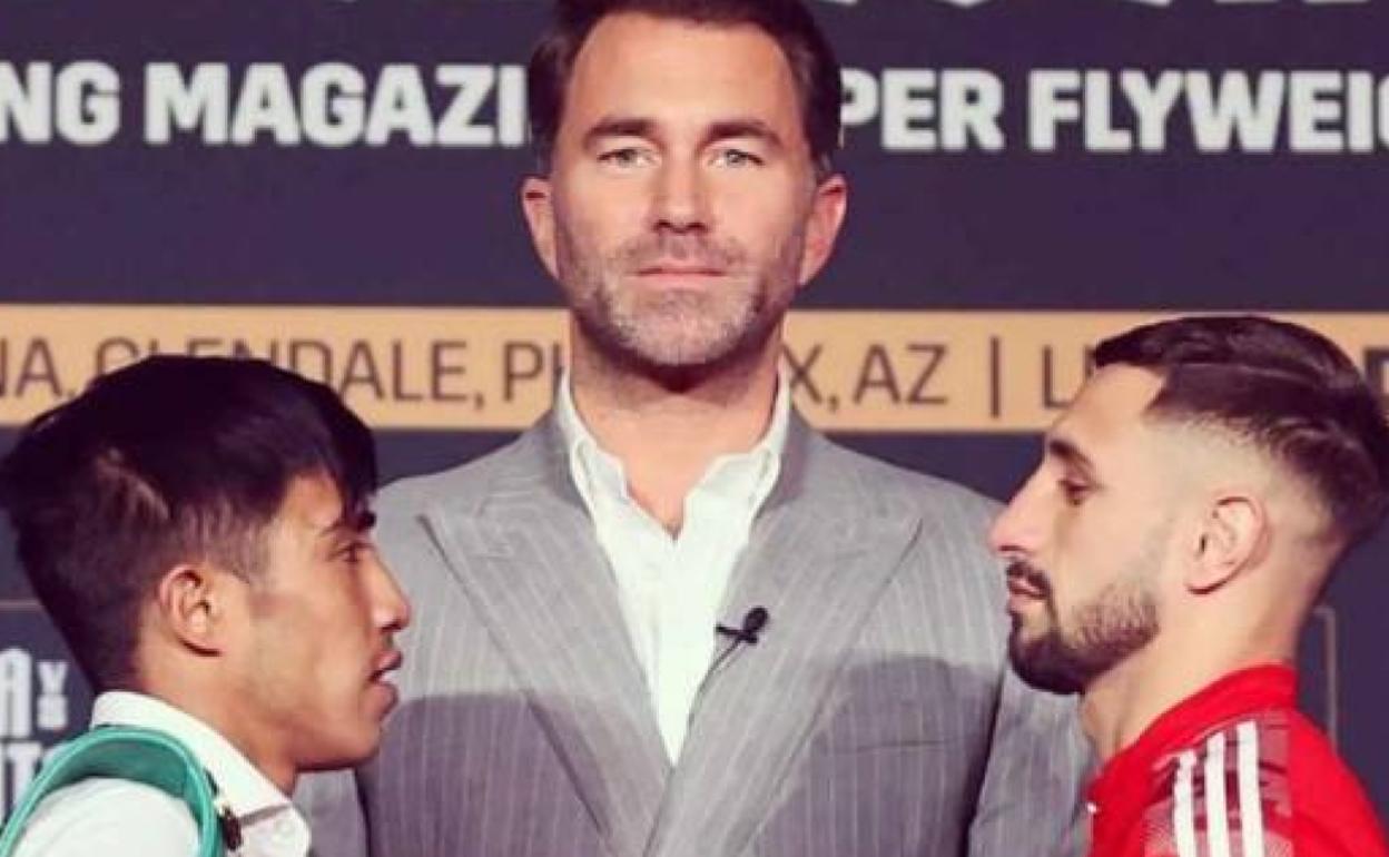 Carmona, ante su adversario, en el acto promocional de la pelea ya en tierras americanas. 