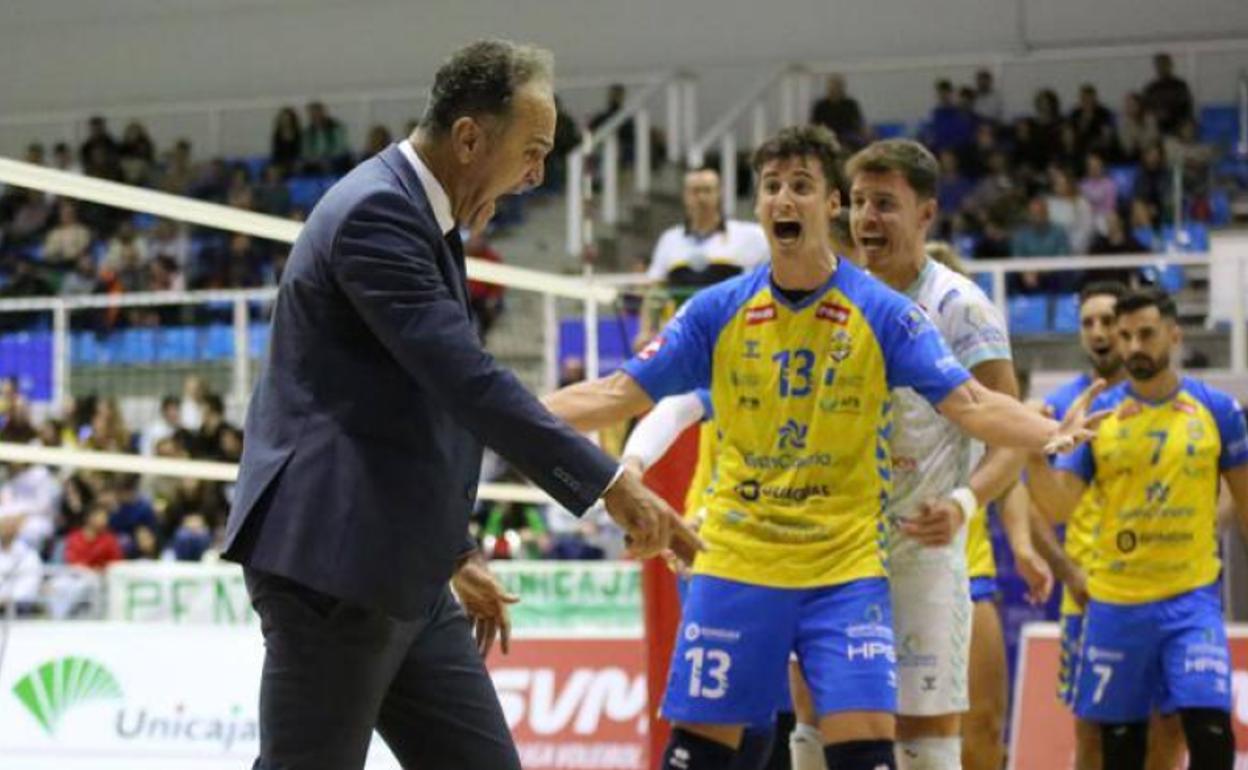 Gesto victorioso de Camarero durante el partido de este sábado en Almería. 