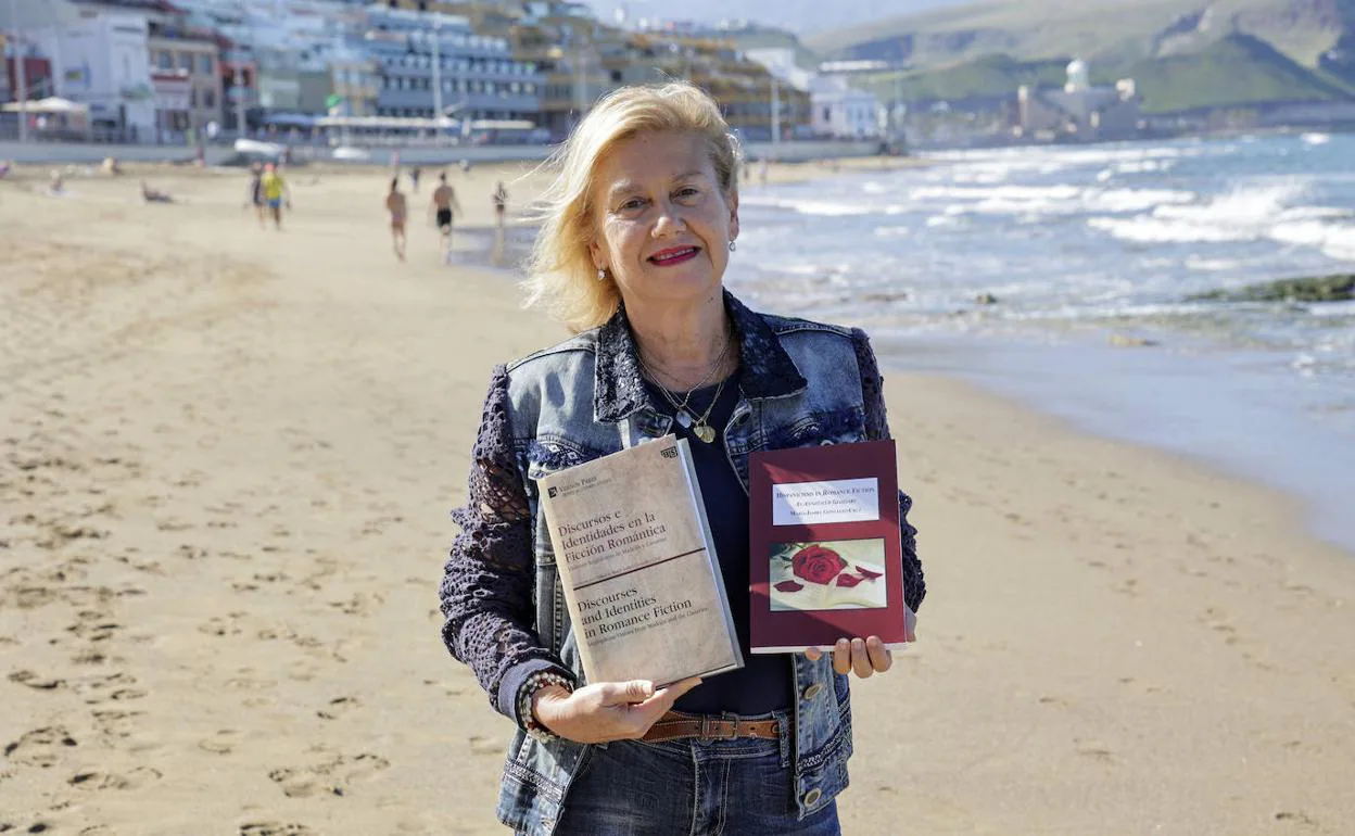 María Isabel González Cruz, con sus dos nuevos libros, en la playa de Las Canteras. 