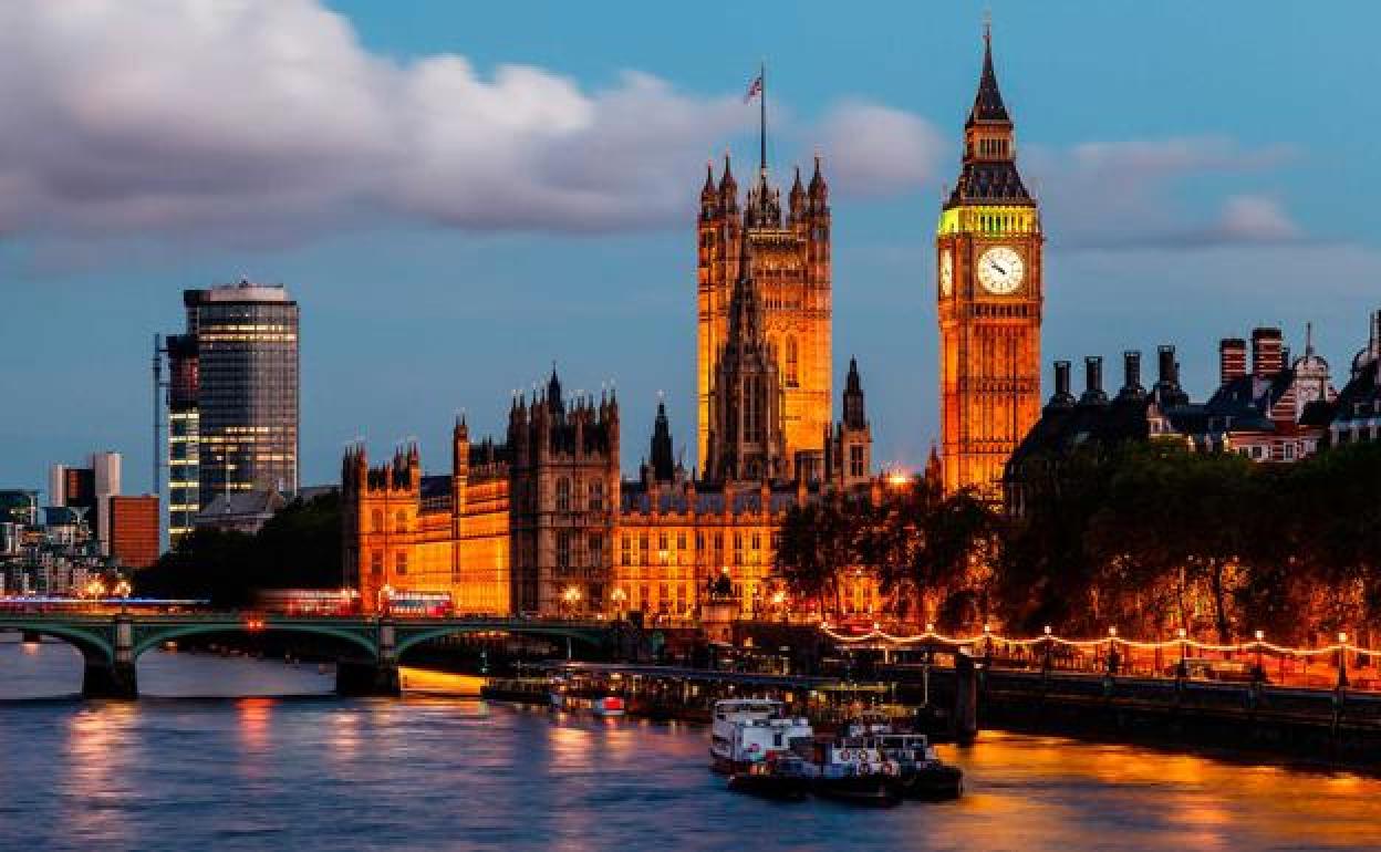 El Parlamento y el Big Ben, desde el río Támesis. 