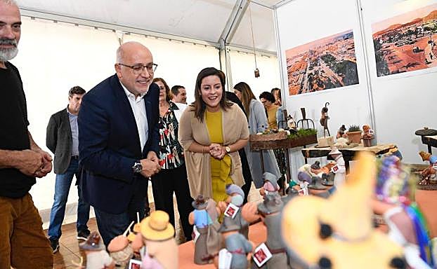 Imagen principal - La artesanía, una buena opción para la semana de puente en la capital grancanaria