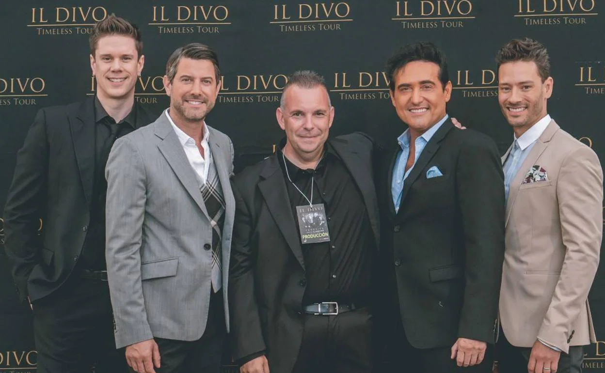 Los componentes de Il Divo, junto a Carlos Marín y el promotor David Navarro. 