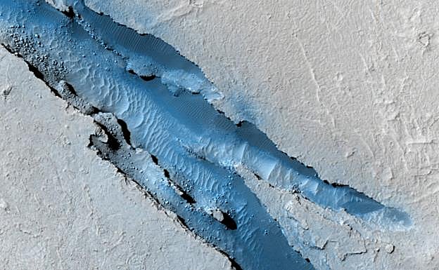 Imagen de fisuras Cerberus Fossae tomada por la cámara HiRISE del Mars Reconnaissance Orbiter. 