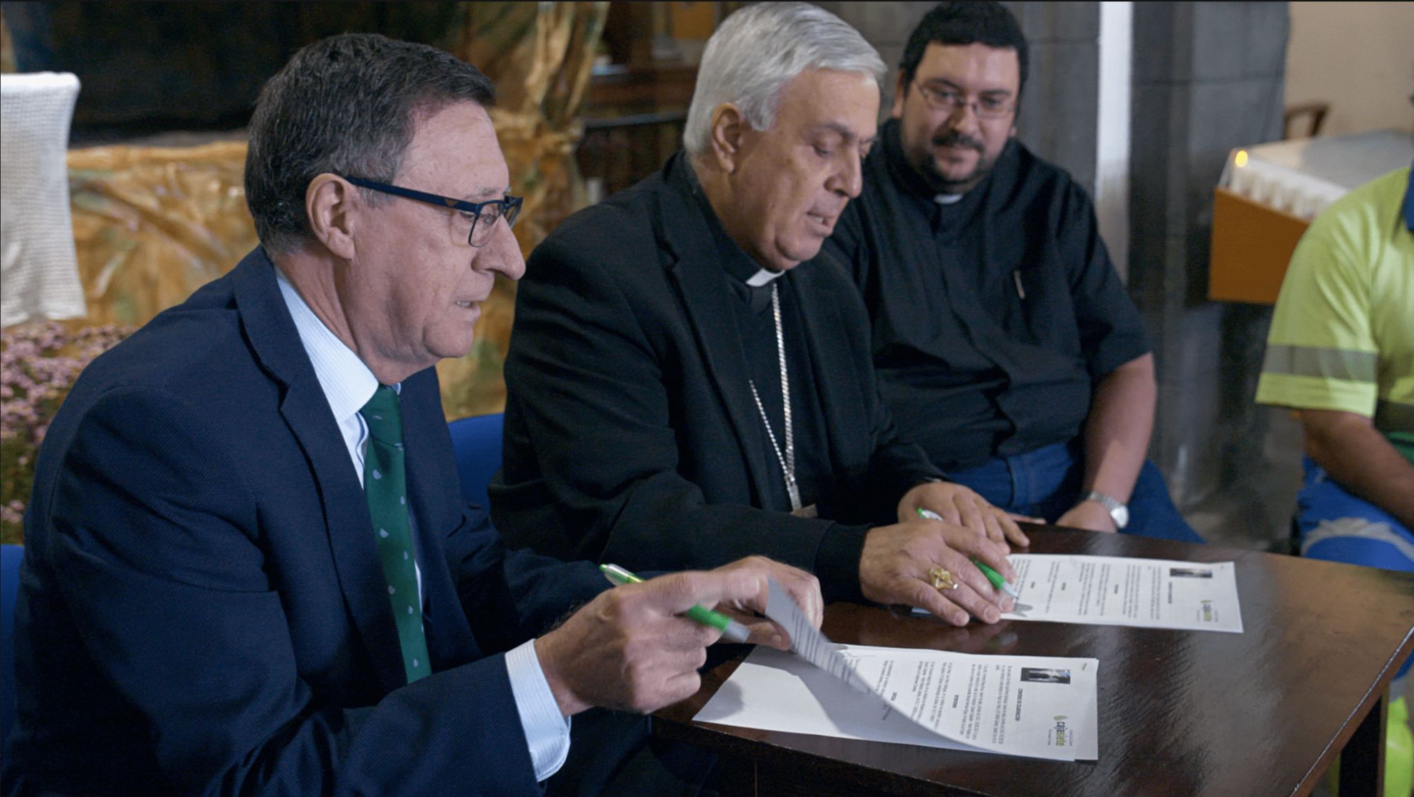 Durante la firma, este lunes. 