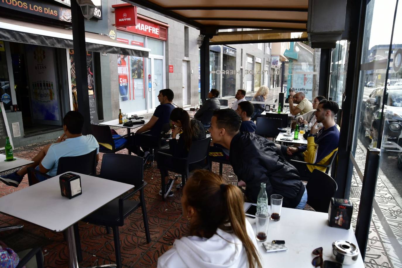 Fotos: Aficionados de Marruecos ven el partido en Vecindario