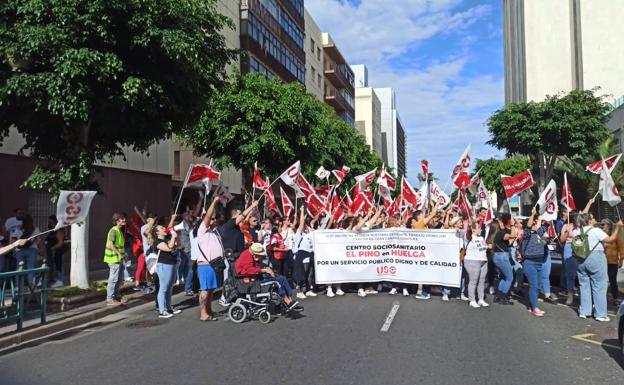 Manifestación de los trabajadores de El Pino ante las puertas del centro sociosanitario del Cabildo.