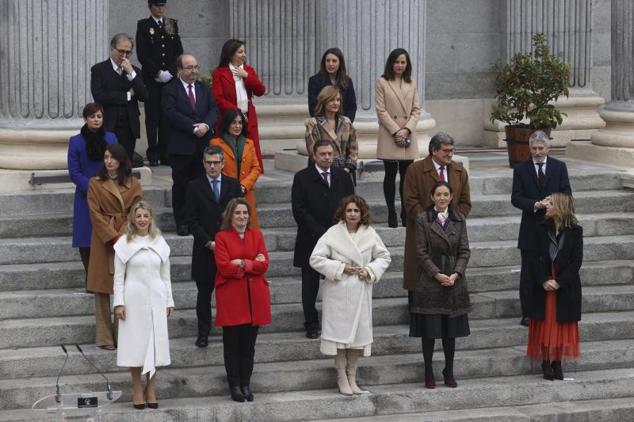 Los ministros posan en la escalinata del Congreso. 