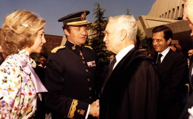 Manuel García Pelayo y Alonso saluda a los reyes Juan Carlos I y Sofía y a su espalda aparece Adolfo Suárez.