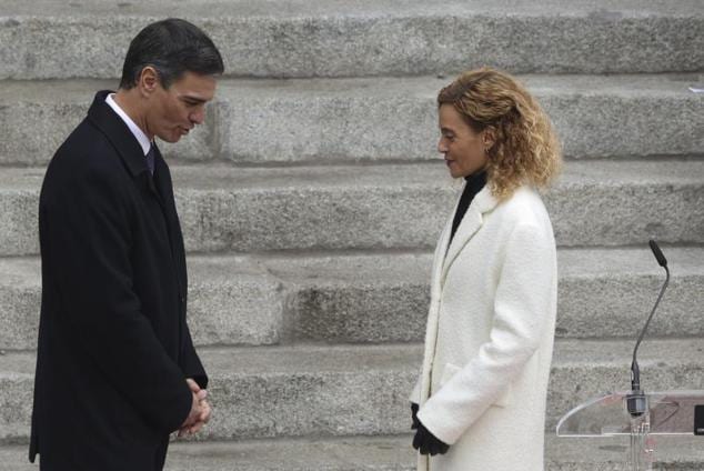 Sánchez y Batet, conversan durante el acto. 