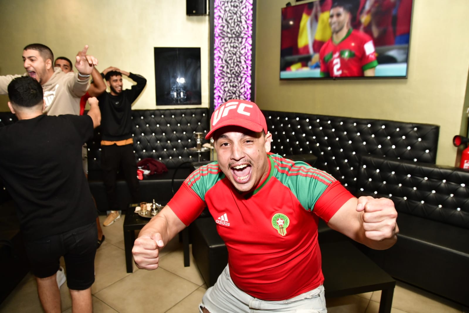 Imagen secundaria 1 - Aficionados del Marruecos celebran el paso de la selección a los cuartos de final. 
