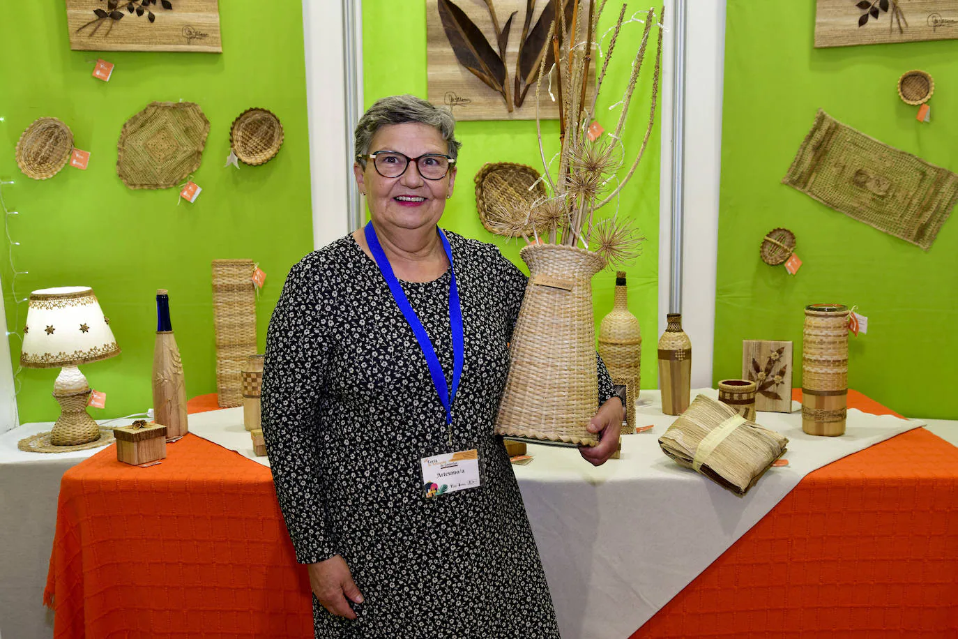 María Elena Rocha muestra su cestería de badana en la Feria de Artesanía. 