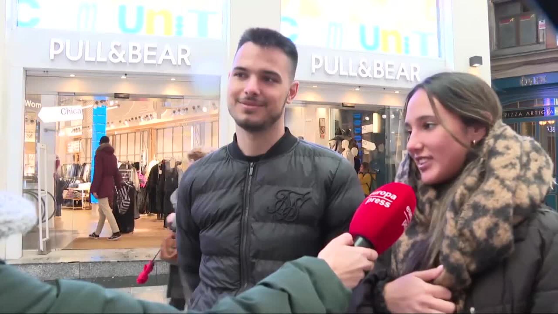 Turistas continúan con sus planes pese al mal tiempo en Madrid