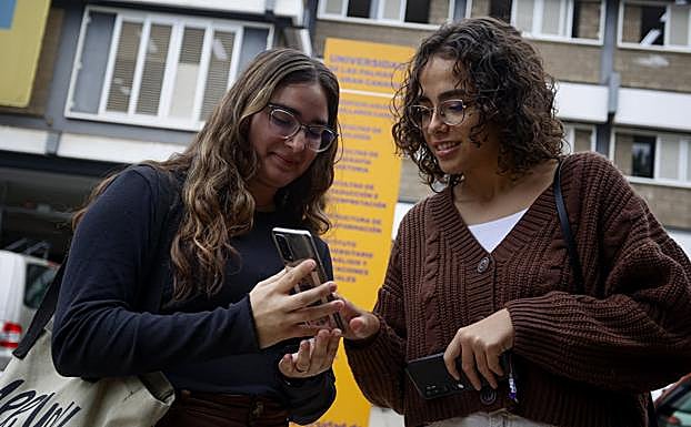 Rita Artiles Guerra (izquierda) y Claudia Ramírez Antúnez, ambas alumnas de la ULPGC. Claudia mentoriza a Rita. 