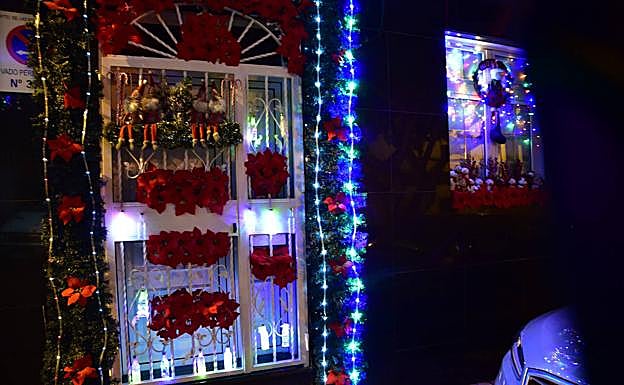 Entrada a la casa, iluminada. 