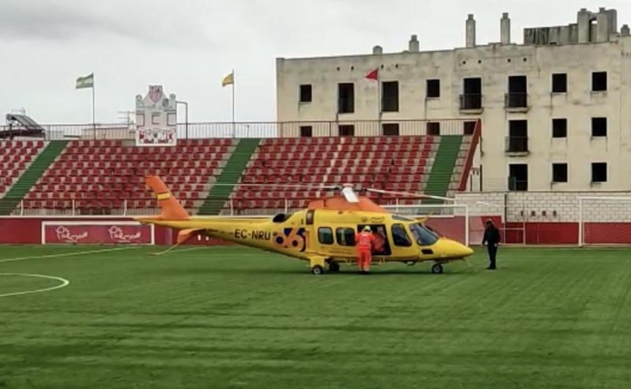 En la imagen, un helicóptero traslada al menor desde el campo de fútbol de La Palma del Condado al hospital Virgen del Rocío de Sevilla. 