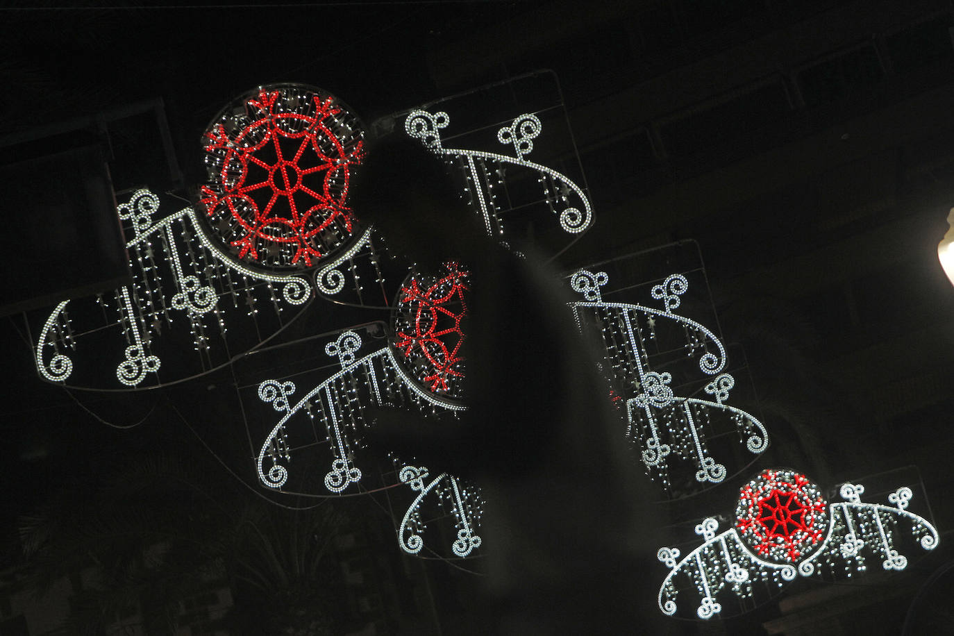 Iluminación navideña en una calle de la ciudad de Alicante, España.