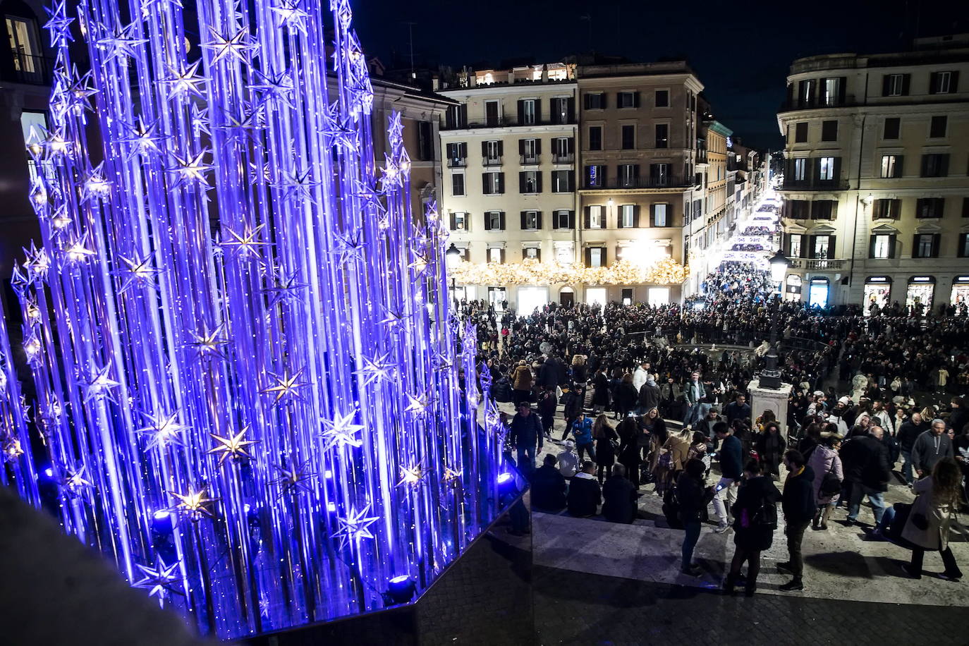 Gente paseando por la Plaza de España con motivo de la Fiesta de la Inmaculada Concepción, en Roma, Italia. 