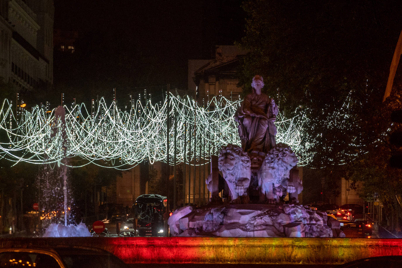 La fuente de la Diosa Cibeles que luce el alumbrado navideño en Madrid, España. 