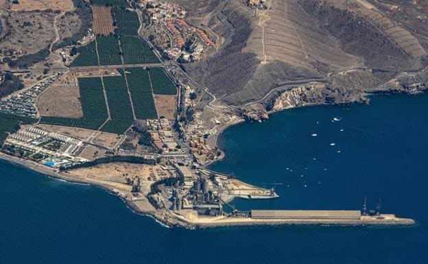 Vista aérea de la costa de El Pajar, el muelle de Santa Águeda y la fábrica de cemento. 
