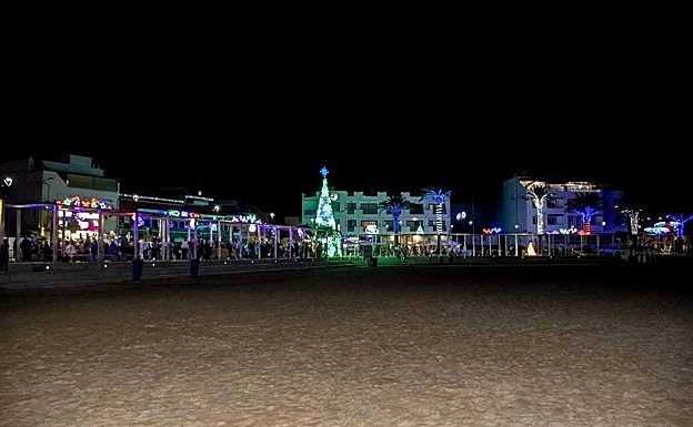 La localidad marinera se ilumina para las fiestas navideñas. 
