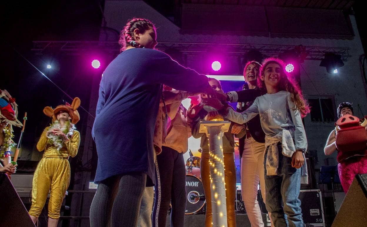 Momento en el que Onalia Bueno enciende el alumbrado navideño de Mogán junto a niñas del municipio. 