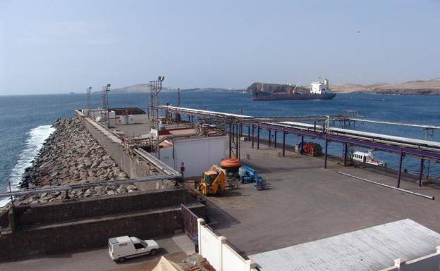 El Cabildo quiere que el puerto de Salinetas pase de industrial a deportivo