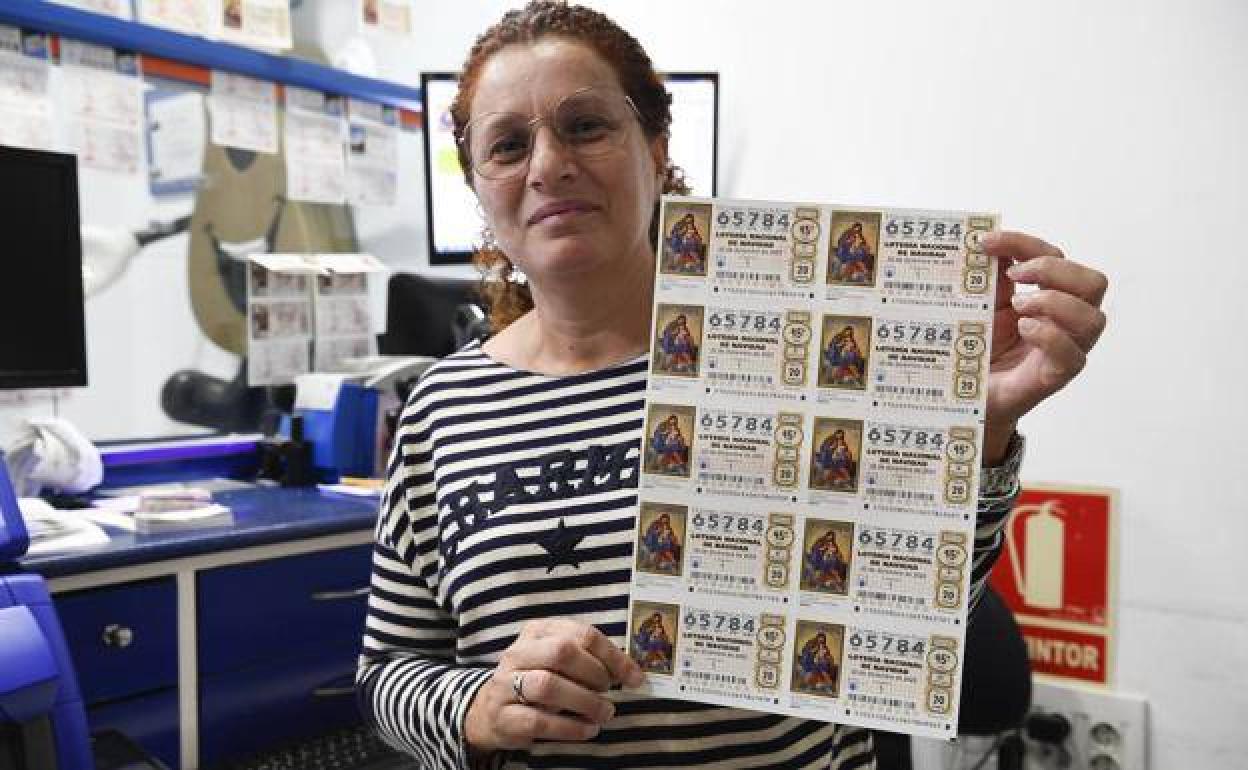 Luz Marina Navarro sostiene en número que venden desde hace 40 años. 