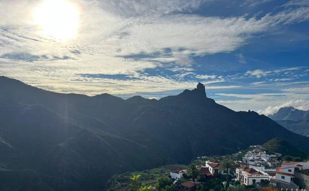 La cumbre de Gran Canaria se luce entre las nubes y el sol. 