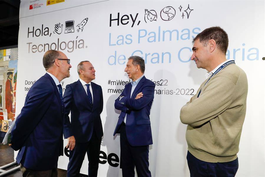 El alcalde de Las Palmas de Gran Canaria, Augusto Hidalgo (2i); el director general de Telecomunicaciones del Gobierno de Canarias, Víctor Manuel Melián Santana (i); el consejero delegado de la Fundación Mobile World Capital Barcelona, Francesc Fajula (2d), y el director del Museo Elder de la Ciencia y la Tecnología, José Gilberto Moreno (i). 