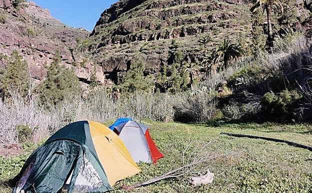 Las dos casetas que forman parte de esta nueva acción de protesta de la plataforma Salvar Chira Soria. 