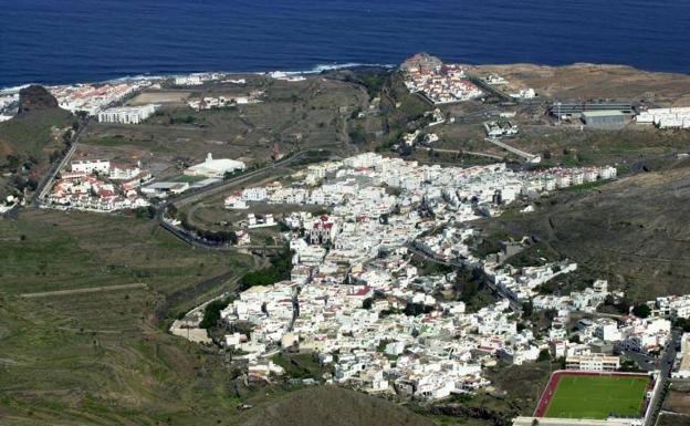 Vista general del casco urbano de Agaete y, a la izquierda, del Puerto de Las Nieves. 