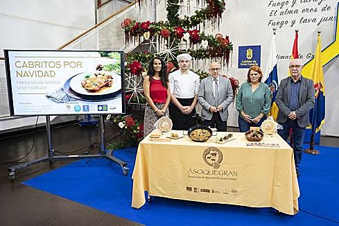 Sobre la mesa, algunas elaboraciones gastronómicas con carne de baifo y de cabra. 