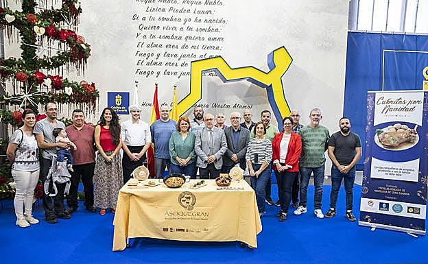 Foto de famlia de dirigentes del Cabildo, queseros y centros de FP participantes en la campaña. 