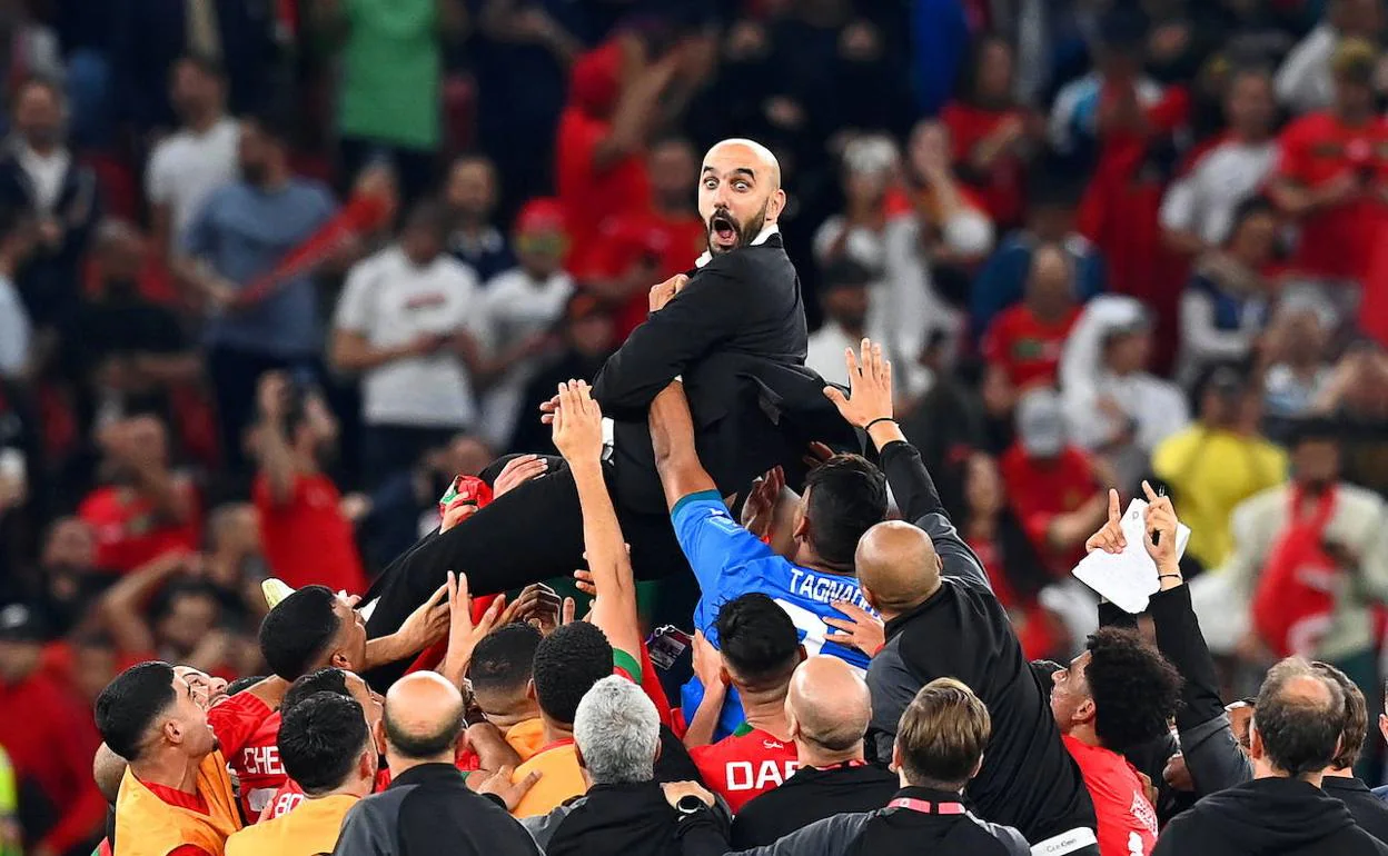 Regragui, técnico de Marruecos, manteado por sus jugadores tras meterse en semifinales