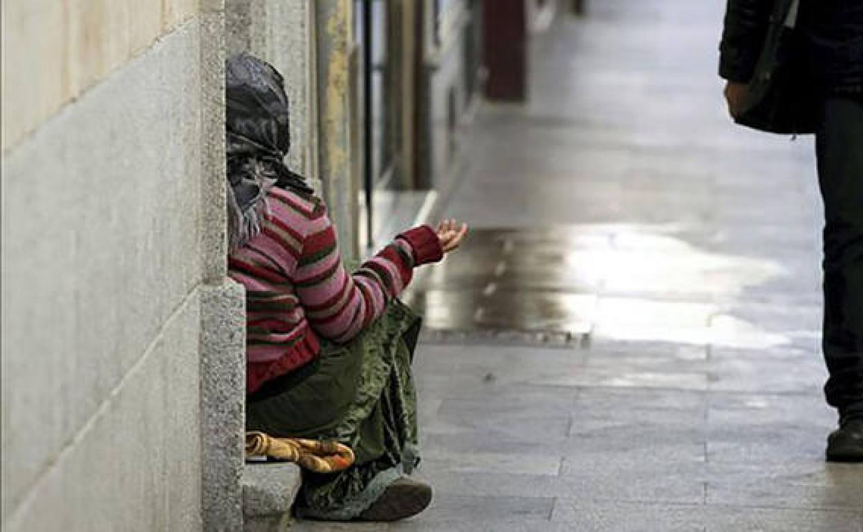 Imagen de archivo de una persona pidiendo en la calle. 